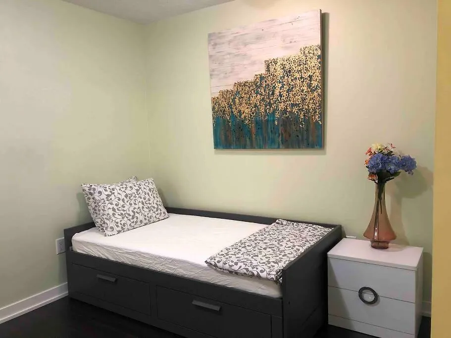 Comfy 1Br & Den With Balcony- Close To Cn Tower Toronto
